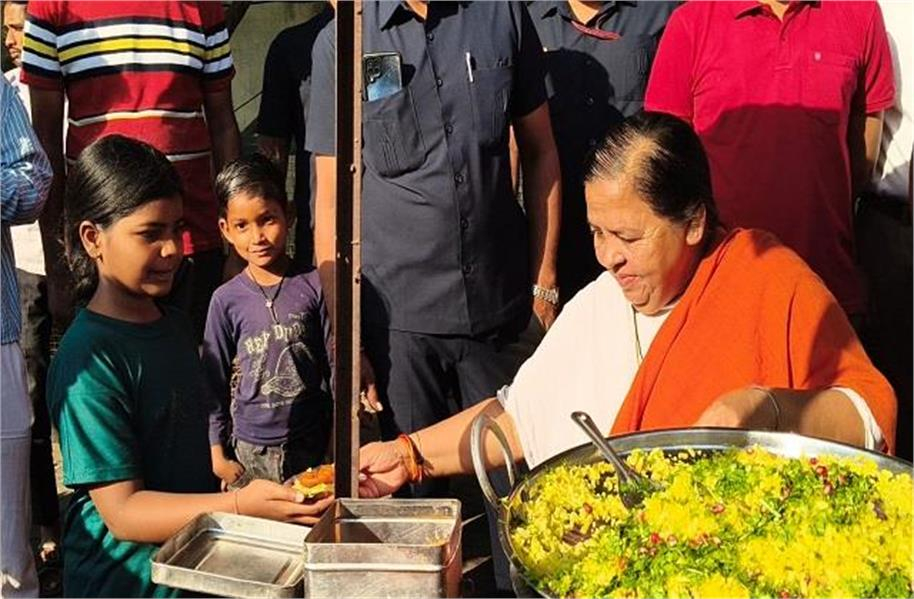 उमा भारती ने ठेले पर पोहा-जलेबी बेचीं ,जाने क्यों