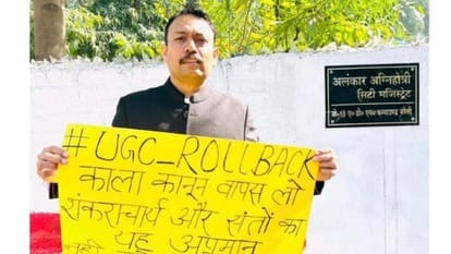 ध्वजारोहण के बाद सिटी मजिस्ट्रेट का अचानक फैसला... देर रात तक DM आवास पर चलती रही मंत्रणा; अंदर की कहानी