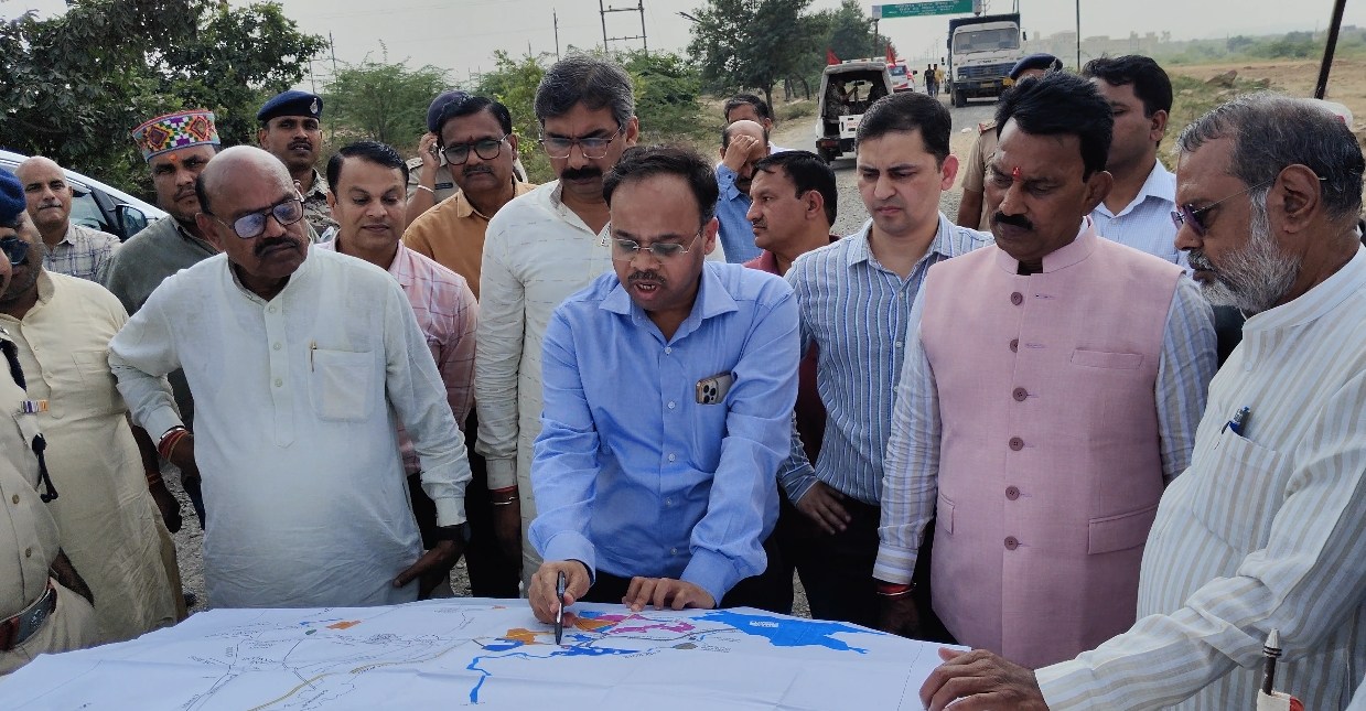 साडा अध्यक्ष अशोक शर्मा के साथ प्रभारी मंत्री तुलसी सिलावट ने किया टेलीकॉम मैन्युफैक्चरिंग जोन की तैयारियों का निरीक्षण