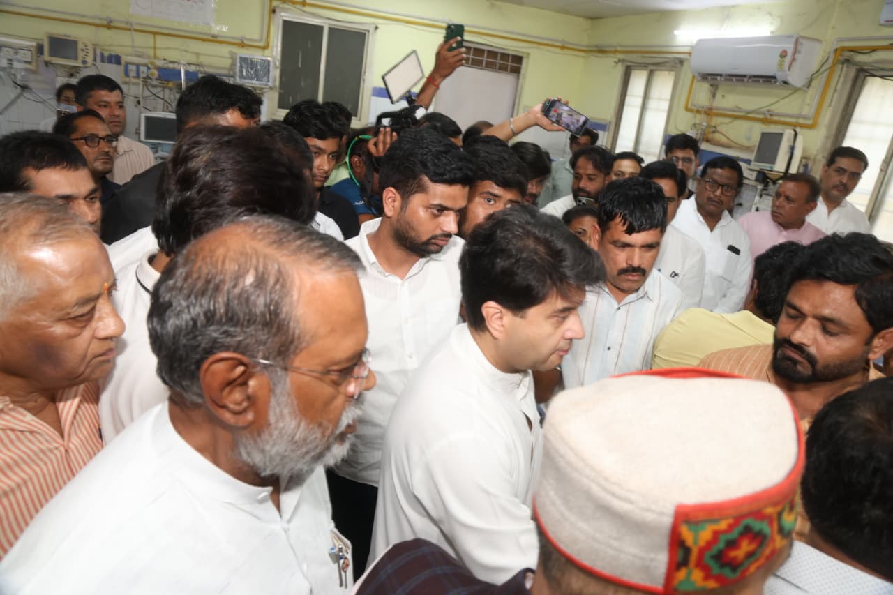 ट्रॉमा सेंटर पहुँचे केंद्रीय मंत्री ज्योतिरादित्य सिंधिया और उद्यानिकी मंत्री नारायण सिंह कुशवाह, घायलों के उपचार के दिए निर्देश