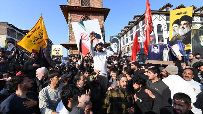 अमेरिका-इस्राइल हमले में खामेनेई की मौत, कश्मीर में सड़कों पर उतरे शिया समुदाय के लोग, विरोध प्रदर्शन